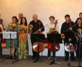 Bild: mfh
Meister ihres Fachs auf der SRIMF-Bühne (von links): Antoniya Yordanova, Hsing-Chwen Hsin, Richard Piersall, Olga Taimanov, Christina Long, Christopher Taylor, Beatrice Long und Misha Quint mit seinem auf die Schnelle zusammengestellten Cello-Ensemble.