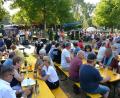 Bild: hcz
Schon zu Beginn des Abendprogramms ist das Sommerfest des FC Weiden Ost-Fördervereins gut besucht. Im Laufe des Abends müssen immer mehr Bänke aufgestellt werden.