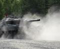 Bild: U.S. Army photo by Markus Rauchenberge
Ein deutscher Kampfpanzer vom Typ Leopard 2A6 rollt über die Schießbahn auf dem truppenübungsplatz Grafenwöhr.