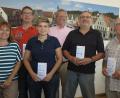 Bild: Hirsch
Oberbürgermeister Andreas Feller (Mitte) und Sachbearbeiterin Sabine Brunner (links) überreichten Torsten Färber, Janine Jobst, Uwe Windisch und Manfred Kreutinger (von links) die Ehrenamtskarte in Blau.
