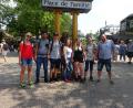 Bild: wrm
Schüler des BVJ Farbe des St. Michaels-Werk e.V. Grafenwöhr am "Ort der Freundschaft" im Europapark, Fachlehrer Steven Lang (rechts) und Studienrätin Miriam Sperber (links) begleiteten die Schüler auf der Abschlussfahrt