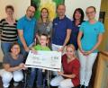 Bild: hl
An Wolfgang und Sandra Reichl überreicht Dr. Daniel Hösl (hinten, Zweiter bis Vierter von links) einen 800-Euro-Scheck als Unterstützung für ihren Sohn Bastian (vorne Mitte). Zur Übergabe kommt auch Daniela Pscherer (hinten links) vom Verein „Sonnenblicke Nordoberpfalz“.