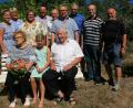 Bild: wro
Das Bild zeigt Manfred Gorthan (vorne rechts) mit Ehefrau Frieda (links) und dem Enkeltöchterchen Marie, zusammen mit den Kindern, sowie den Gratulanten Toni Dutz (4. von links) und den Vertretern der Vereine.