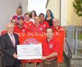 Bild: mmj
FCB-Fanclub-Vorsitzender Bernhard Grau überreichte in Anwesenheit der bisherigen Vorstandschaft an Hans Osterholt, Vertreter des "Verein zur Förderung krebskranker und körperbehinderter Kinder", eine Spende von 1 000 Euro.
