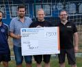 Bild: do
Solidarität mit einer segensreichen Initiative bewiesen der FC Tremmersdorf/Speinshart, das Mitarbeiterprojekt „Witron hilft“ und Club-Fans. Den Reinerlös in Höhe von 1500 Euro aus verschiedenen Aktionen anlässlich des FC-Jubiläums spendeten die Protagonisten an den Verein „Hilfe für Anja“. Unser Bild zeigt bei der symbolischen Übergabe des Spendenschecks FC-Vorstand Johannes Karl, Festausschussvorsitzenden Bastian Dötsch, Michael Sporrer vom Verein „Hilfe für Anja“ und Witron-Verteter Christian Dietl (von links).