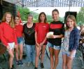Bild: rn
Über eine überraschende Spende freuen sich die SCE-Fußballmädchen um Trainerin Mareike Vollath (Zweite von rechts). Angelika Bohne überreicht ihnen 250 Euro aus dem Erlös des Ein-Euro-Basars.