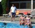 Bild: bey
Bademeister Hubert Rewitzer hat bei seinem Rundgang durchs Freibad immer die Wasserfläche im Auge.