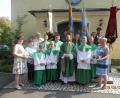Bild: exb
Die örtlichen Vereine und Verbände verabschiedeten sich bei einem Gottesdienst in Steinmühle von Kaplan Florian Weindler (Mitte).