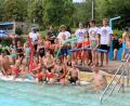 Bild: bsc
Viel Freude haben die Kinder alljährlich am Ferienprogramm der Wasserwacht und des Förderkreis Freibad. Markus Münchmeier (vorne rechts) sowie Patrizia Henze, Kerstin Münchmeier und Lisa Rauh (hinten von links) hatten sich auch in diesem Jahr zahlreiche Spiele rund um das Schwimmbecken einfallen lassen.