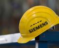 Bild: Sebastian Kahnert/dpa-Zentralbild/dpa
Ein gelber Schutzhelm mit dem Aufdruck "Siemens" liegt in einer Montagehalle des Siemens-Turbinenwerks in Görlitz.