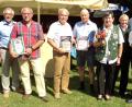 Bild: ksi
Beim Schnupfer-Jubiläum gaben sich auch der stellvertretende Landrat Arnold Kimmerl (Zweiter von rechts) und Bürgermeister Manfred Rodde (links) die Ehre, hier mit den geehrten, langjährigen Mitgliedern und Schirmherrin Gabi Wittleben (Dritte von rechts).