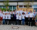 Bild: do
Vereint in einer Spielgemeinchaft wurden die C-Jugendkicker aus Speinshart, Neustadt am Kulm und Trabitz Meister in der Kreisklasse 1 Amberg/Weiden und steigen in die Kreisklasse Weiden auf. Unser Bild zeigt das Team mit den Bürgermeistern Albert Nickl, Carmen Pepiuk und Karl-Heinz Schultes, den Betreuern, Ehrenvorstand Andreas Steinl und Ehrenmitglied Norbert Schnödt.