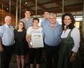 Bild: sne
Landesvorsitzender Josef Wetzstein (links) zeichnet Konrad Lehner (Zweiter von rechts.) und seine Familie für 25 Jahre Mitgliedschaft bei Bioland aus. Auch die bayerische Landwirtschaftsministerin Michaela Kaniber (rechts) gratuliert.