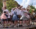 Bild: bö
Schweißtreibender Spaß: In der Gluthitze am Hohenburger Marktplatz tanzen die Paare den Kirwabaum aus.