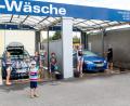 Bild: sml
Voller Motivation bringen die Jungendlichen trotz der Temperaturen die Autos wieder auf Hochglanz.