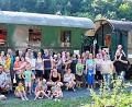 Bild: ü
Kinder, Eltern und Erzieherinnen der „Glühwürmchen“-Gruppe des Kinderhauses verbringen einen aufregenden Tag in der Fränkischen Schweiz: Vor allem die Fahrt mit der Museums-Eisenbahn ist spannend.
