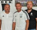 Bild: A. Schwarzmeier
Klaus Rodler (Mitte) ist ab sofort neuer Leiter des BFV-Nachwuchsleistungszentrums und DFB-Stützpunkts am Weidener Wasserwerk. SpVgg-SV-Vorsitzender Michael Kurz (links) und Johannes Ederer, DFB-Stützpunktkoordinator Ostbayern, begrüßten den „Rückkehrer“.