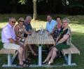 Bild: omu
Die drei Bürgermeister und ihre Partner weihen beim Sommerfest gleich die neue Sitzgelegenheit ein. Von links: Josef Rosner, dritter Bürgermeisterin Rita Rosner, Bürgermeister Günter Stich, zweiter Bürgermeister Oliver Mutterer, Gisela Mutterer sowie Astrid Stich.