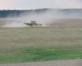Bild: bl
Kein Flächenbrand, nur eine Staubwolke: Vielerorts versuchen Landwirte jetzt Zwischenfrüchte anzubauen, doch ohne Regen ist die Mühe vergebens. Vor allem den Biobauern geht das Grünfutter aus.