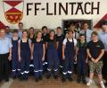 Bild: gto
Vordere Reihe von links: Kreisbrandinspektor Hubert Blödt, Andreas Forster, Franziska Lehnert, Lena Schlaffer, Leonie Saller, Simon Böller, Tim Saller, Esche Daniel, Jugendwart Philipp Haindl. Hintere Reihe von links: Schiedsrichter Alex Zeitler, Jugendwart Philipp Meier, Lias Batek, Michael Voith, Leon Freller, Lukas Heil, Ausbilder Andreas Batek, Kommandant Benjamin Weiß