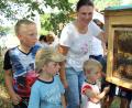 Bild: pko
Andrea Hergenröther erklärte die Aufgaben der Bienen, und im Schaukasten konnten die Kinder die fleißigen Honigsammler in Aktion sehen.