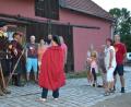 Bild: gi
Neben der Geschichte um Matere erfährt der Besucher vieles über Schloss Burgtreswitz bei der Erlebnisführung mit der Schauspieltruppe „Gensbloud & G’schling“.
Die Soldaten fordern am Eingang Pflasterzoll.
