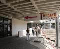 Bild: Hanna Gibbs
Namenswirrwarr: Über dem Eingang zum Theatersaal an der Universität prangt die Aufschrift „Studententheater“. Daneben wurden Plakate angebracht, auf denen „Theater an der Uni“ steht. Die Theatergruppe „ueTheater“ lädt stets ins „Elly Maldaque Theater“ ein.