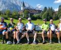 Bild: sm
Vor der berühmten Kulisse von Schloss Elmau lassen sich die SV-Radler zur Rast nieder.