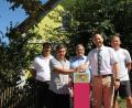 Bild: frd
Mit einem symbolischen Knopfdruck ist das „schnelle Internet vor einem Verteiler durch Bürgermeister Gerald Reiter (Zweiter von links) und dem Regionalmanager der Deutschen Telekom, Enrico Delfino (Vierter von links), in Betrieb genommen worden. Mit dabei: Gemeinderat Peter Semmler (links), der Geschäftsleiter der VG Schönsee, Matthias Jeitner (Mitte) und Gemeinderat Reinhold Lampl.