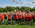 Bild: dob
21 Jungs und Mädels sind auch heuer wieder bei den "SuperStarSoccer"-Fußballcamp-Tagen im Sportzentrum dabei und haben viel Spaß.