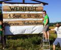 Bild: bkr
Manuel Schraml, David Maschauer und Jonnathan Scharf führen das Organisationsteam an. Sie weisen mit einer Tafel am Ortseingang auf das Weinfest hin.