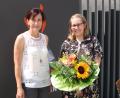 Bild: exb
Bürgermeisterin Tanja Schiffmann verabschiedet Susanne Moldaschl (rechts) mit Blumen.