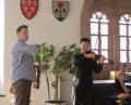 Bild: aks
Kaum in Sulzbach-Rosenberg angekommen, widmet sich der renommierte Violinist Nikolaj Znaider (links) voller Elan seinen Meisterschülern.