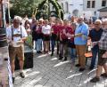 Bild: ui
Die Bedienungen und Organisatoren warten mit leeren Krügen, während Bürgermeister Rupert Troppmann das erste Fass für das Zoiglfest am Stadtplatz anzapft.