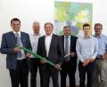 Bild: Hösamer
Landrat Thomas Ebeling, Peter Pollinger, Rudolf Reger (beide Landratsamt), Bundestagsabgeordneter Karl Holmeier, Regers Nachfolger Dominik Hauser und Rainer Kolloch sowie Berater Siegfried Schollerer (von links) zeigten den aktuellen Stand der Breitband-Versorgung im Landkreis auf.