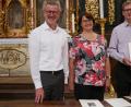 Bild: tr
Pfarrer Thomas Vogl, Frauenbund-Vorsitzende Elfriede Rosner und Kirchenmusikdirektor Andreas Sagstetter (von links) haben noch alle Hände voll zu tun, bis alles perfekt für den Fernsehgottesdienst am Mittwoch vorbereitet ist.
