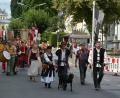 Bild: jr
Michael Fuchs (Mitte), Vorsitzender der „Hundlinge“, führte den Festzug durch die Innenstadt an.