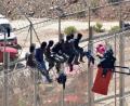 Bild: DPA
Auch Zäune halten die Menschen nicht ab. Immer wieder versuchen Flüchtlinge, über die spanische Enklave Ceuta nach Europa zu gelangen.