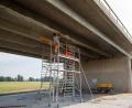 Bild: Hösamer
Unter der Brücke ist ein Gerüst aufgestellt, das Team der Firma "Strabag"arbeitet an zwei der sechs Träger der Spanngliedbrücke.