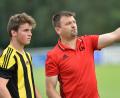 Bild: Alfred Schwarzmeier
Kurze Anweisung, bevor es in die schwere Heimpartie gegen den SV Hahnbach geht: Der Grafenwöhrer Trainer Roland Lang zeigt seinem Spieler Dominik Zawal, wie es mit dem vierten Sieg im vierten Saisonspiel klappen könnte.