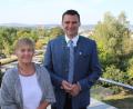 Bild: exb
Landrat Thomas Ebeling gratulierte Helga Forster zu ihrem 20-jährigen Jubiläum als Gleichstellungsbeauftragte im Landkreis.