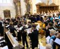 Bild: do
Claudio Monteverdis „Marienvesper“, ein herausragendes Meisterwerk der gesamten Musikgeschichte, feierte am Freitagabend in der Klosterkirche Speinshart Triumphe. Unter der Gesamtleitung des schwedischen Dirigenten Fred Sjöberg gelang unter dem Dach des Festivals junger Künstler Bayreuth dem Knabenchor „Jazeps Medins“ aus Riga, dem Novi Sad Chamber-Chor (Serbien), dem Chor der Mazedonischen Universität Thessaloniki (Griechenland), dem Festspielbarockorchester und insgesamt sieben Solostimmen ein atemberaubender Auftritt.