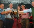 Bild: sön
Bürgermeister Erwin Geitner (rechts) stieß Festwirt Erhard Richthammer, Brauereichef Josef Winkler und dem Oberkirwapaar 2017 Madleen Scharl und Dominik Flierl (von links) „auf a super guade Kirwa“ an.