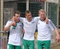 Bild: Rudi Gebert
Neben der 0:4-Heimpleite gegen den SC 04 Schwabach schmerzt beim SV Mitterteich der verletzungsbedingte Ausfall von Manuel Dürbeck (Mitte). Hier führen Dominik Krieglsteiner (links) und Florian Greim (rechts) den Kapitän in die Kabine.
