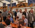 Bild: ak
FW-Landesvorsitzender Hubert Aiwanger (rechts) marschiert zum Podium im Festzelt.