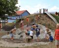 Bild: ffl
Ein Sandberg und viel Wasser: Den Kindern gefällt der Spielplatz in Holzhammer.