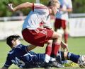 Bild: A. Schwarzmeier
Der Tännesberger Marco Geier (weißes Trikot) wird vom Ettmannsdorfer Lukas Schreyer hart angegangen. Der SC Ettmannsdorf II behielt in Tännesberg mit 4:1 die Oberhand.
