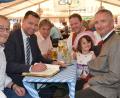 Bild: bö
Familiär im Kreis der CSU beim Vilstalfest. Von links Bürgermeister Erwin Geitner, MdB Stephan Mayer, Josef Weinfurtner, Henner Wasmuth, Victoria Schwartz und Papa Dr. Harald Schwartz