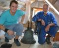 Bild: jr
Christian Gradl (links) und Monteur Steffen Dietz mit der neuen Glocke, die in den Glockenturm eingebaut wurde. Zweimal täglich wird die Glocke nun in Hiltershof läuten, jeweils am Mittag und am Abend.