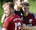 Bild: A. Schwarzmeier
Die Pfreimder kamen nach dem Coup gegen Etzenricht nicht mehr aus dem Grinsen raus. Sebastian Ring (von links) bejubelte den 2:1-Erfolg mit dem bärenstarken SpVgg-Keeper Dominik Aurich sowie Matchwinner und zweifachem Torschützen Bastian Lobinger.